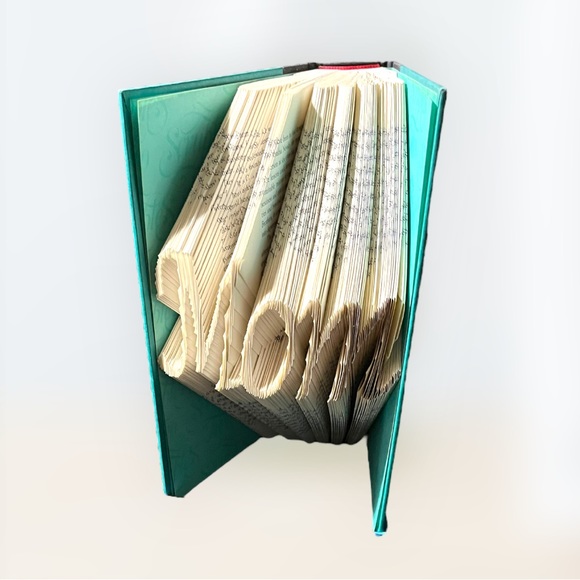 “Mom” 𝑯𝒂𝒏𝒅𝒎𝒂𝒅𝒆 Book Folding Gift! 🎁 - Picture 3 of 11